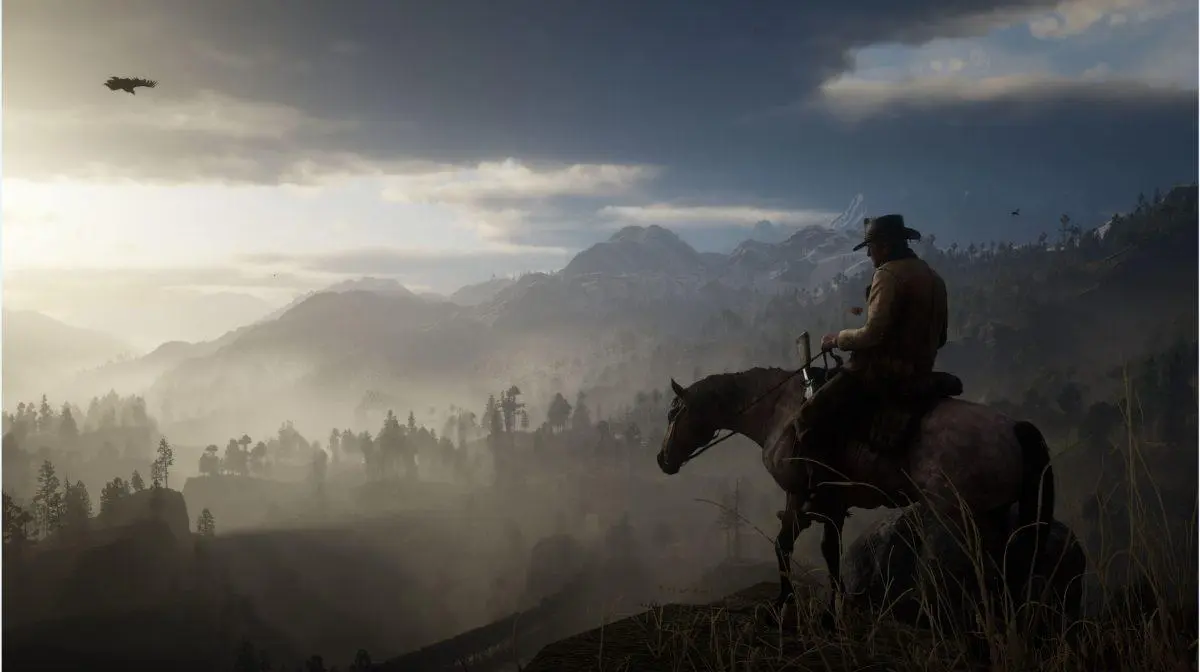 Red Dead Redemption 2 — at sırtında vadinin üzerindeki sisli dağ manzarası