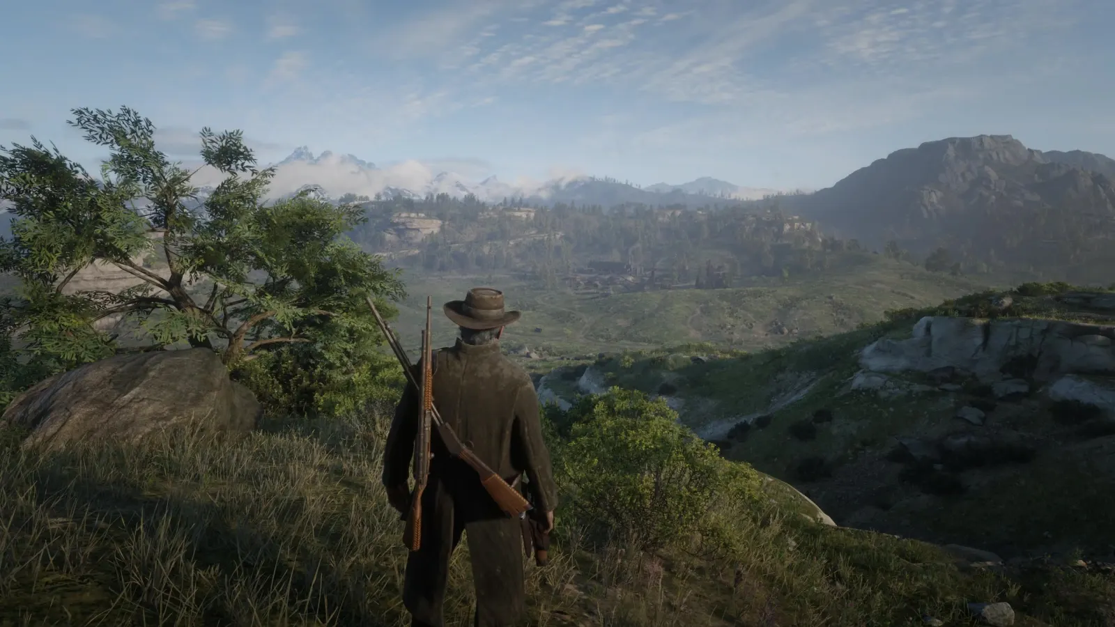 Red Dead Redemption 2 — Van der Linde çetesi silüetleri kırmızı gökyüzü ve güneş önünde